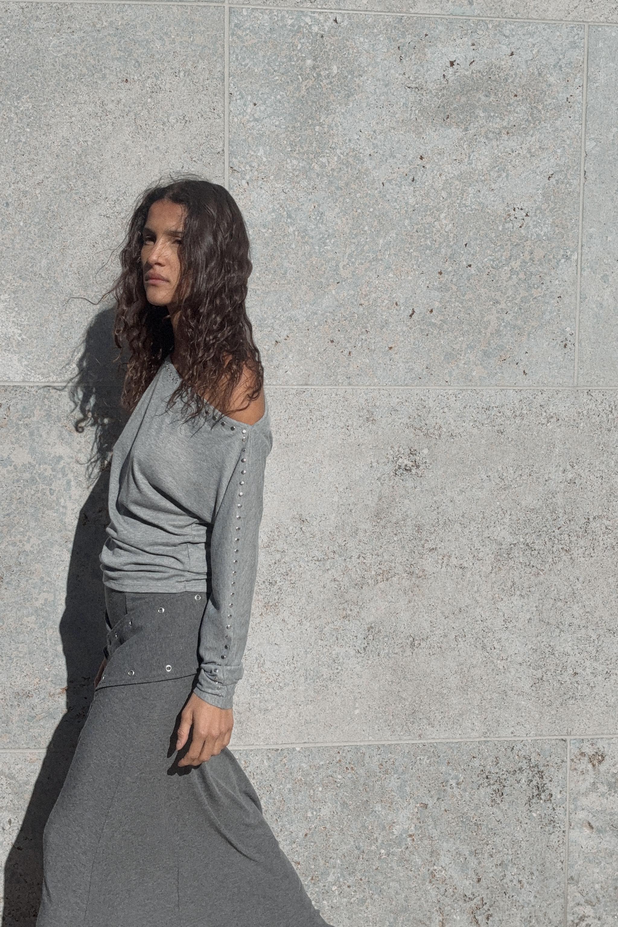 T-SHIRT À MANCHES CHAUVE-SOURIS AVEC CLOUS